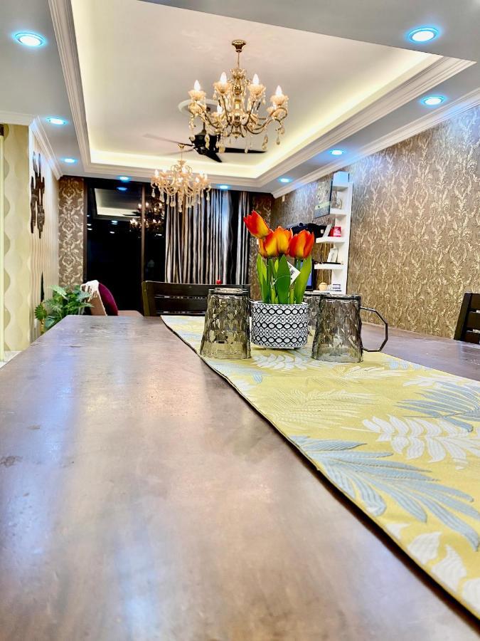 Putravilla Condominium Lovely & Spacious With Public Pool Kampong Kerdas Exterior photo